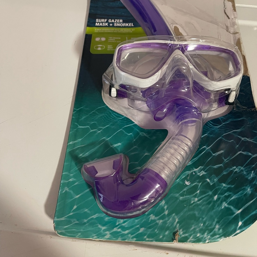 Speedo Deep Dive Surf Gazer Mask+ Snorkel Features. Recreation 3 to 8 years Old.
